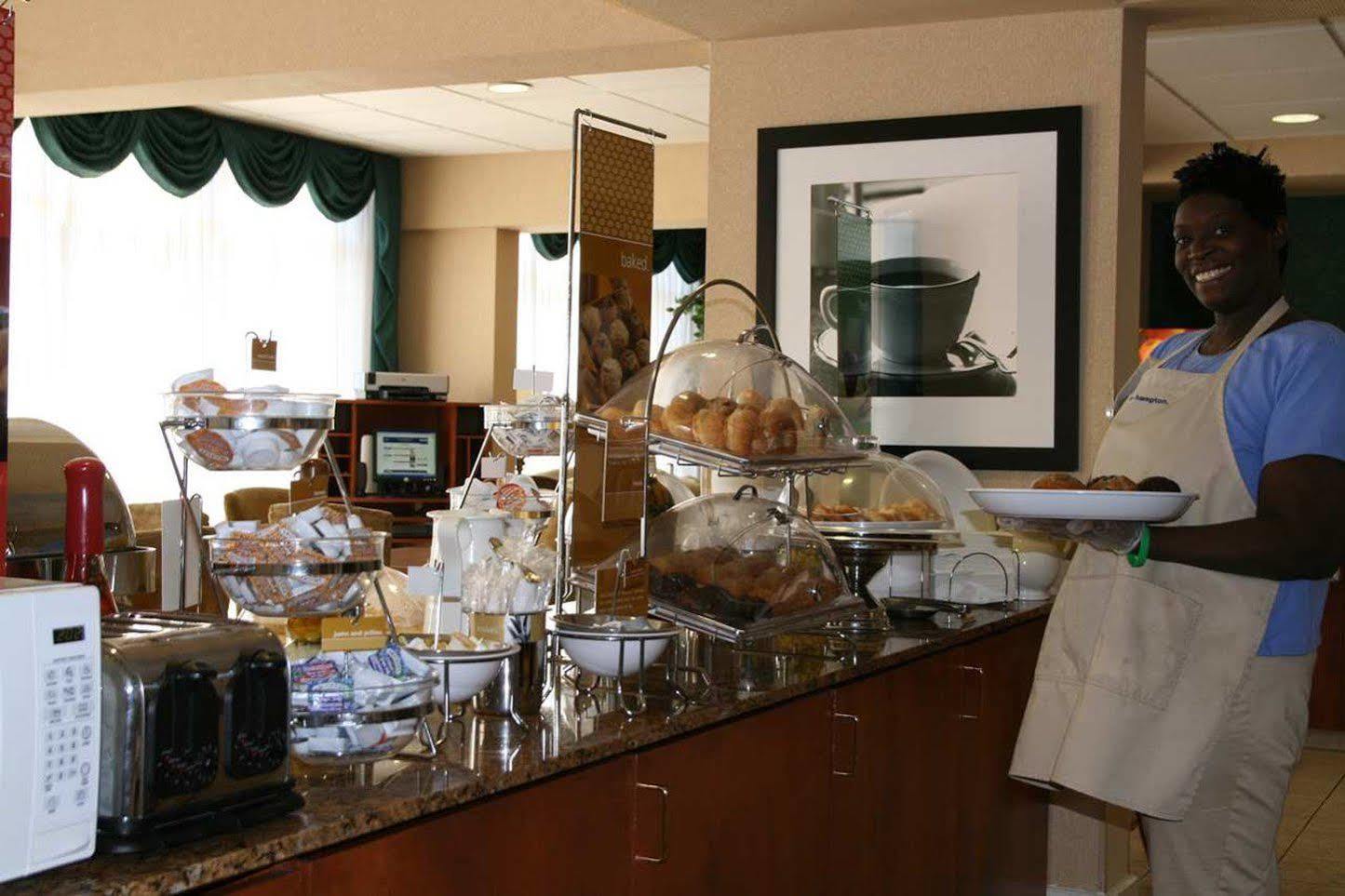 Hampton Inn Birmingham/فولتوندال المطعم الصورة